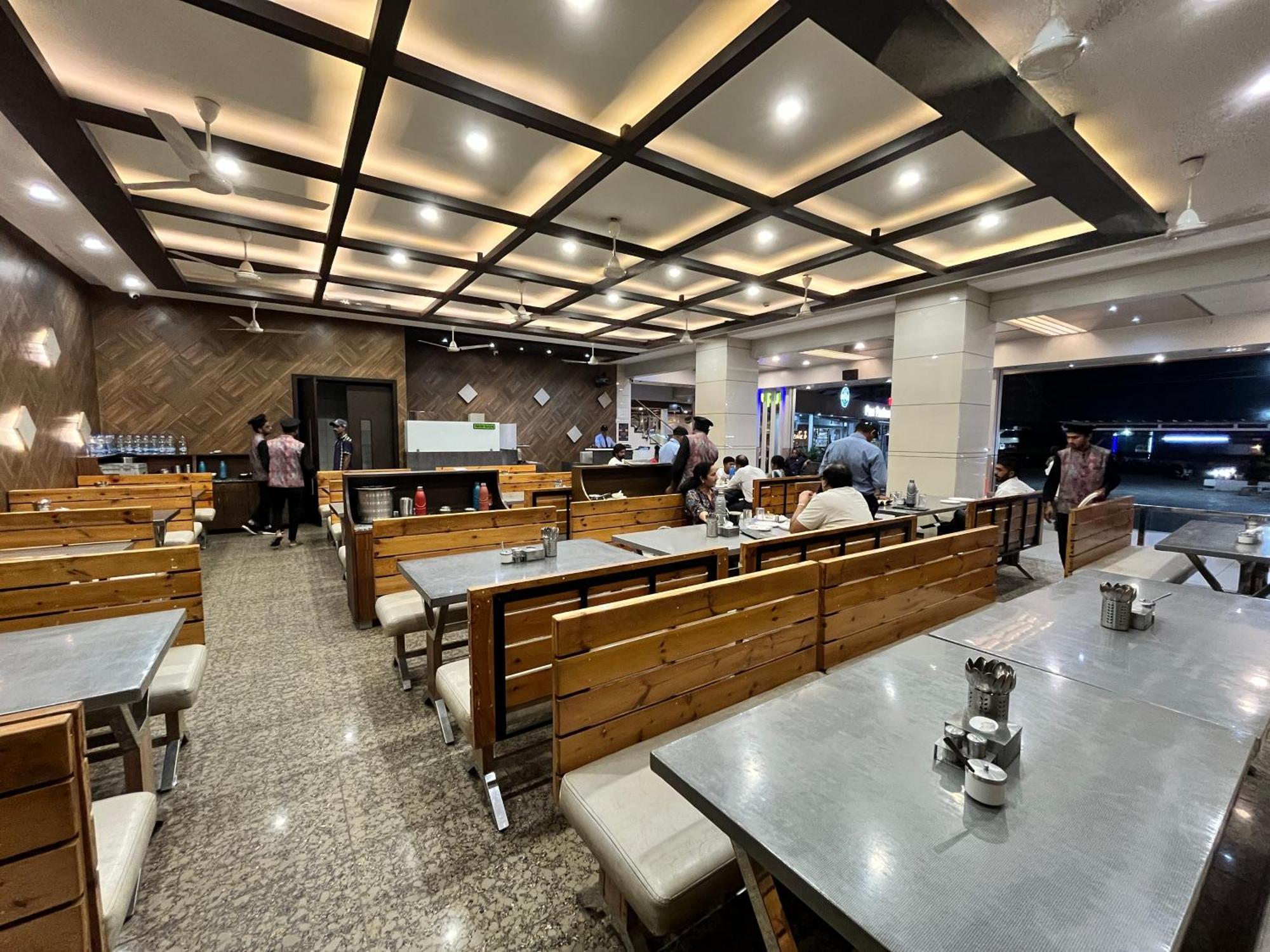 Hotel Grand Darshan Vadodara Exteriör bild