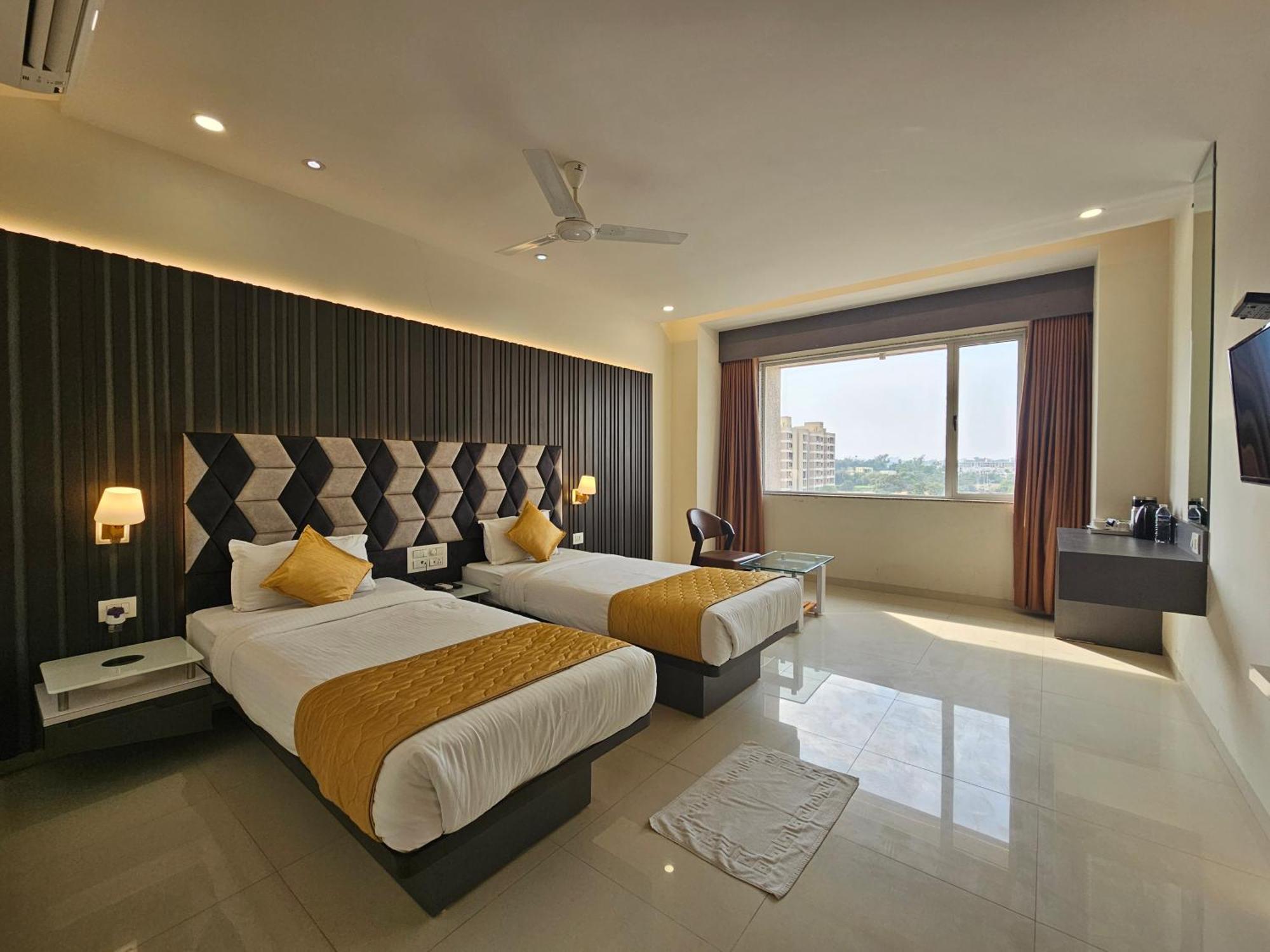 Hotel Grand Darshan Vadodara Exteriör bild