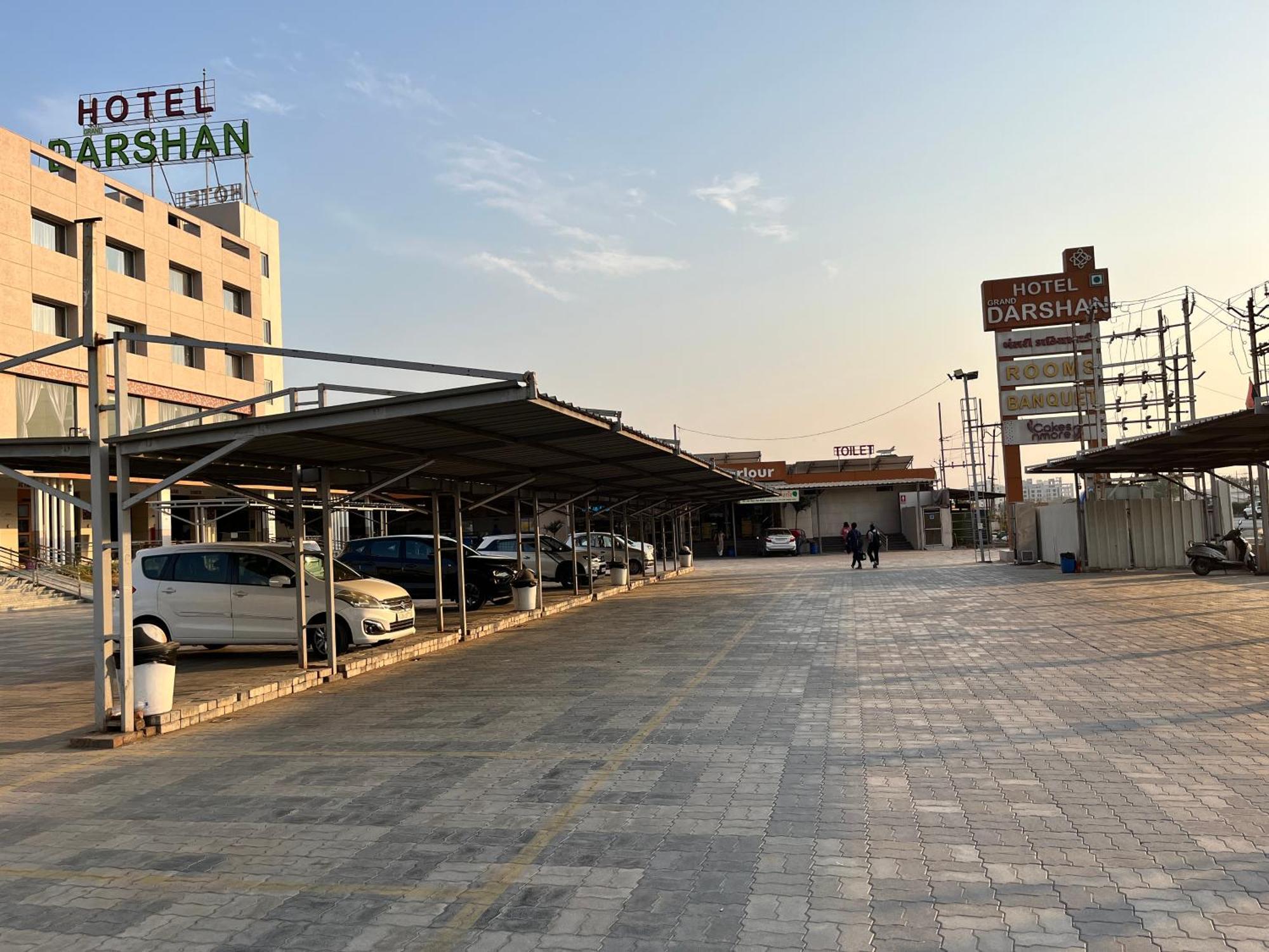 Hotel Grand Darshan Vadodara Exteriör bild