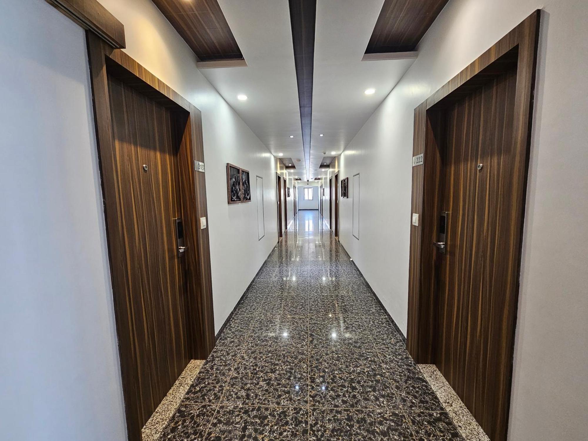 Hotel Grand Darshan Vadodara Exteriör bild