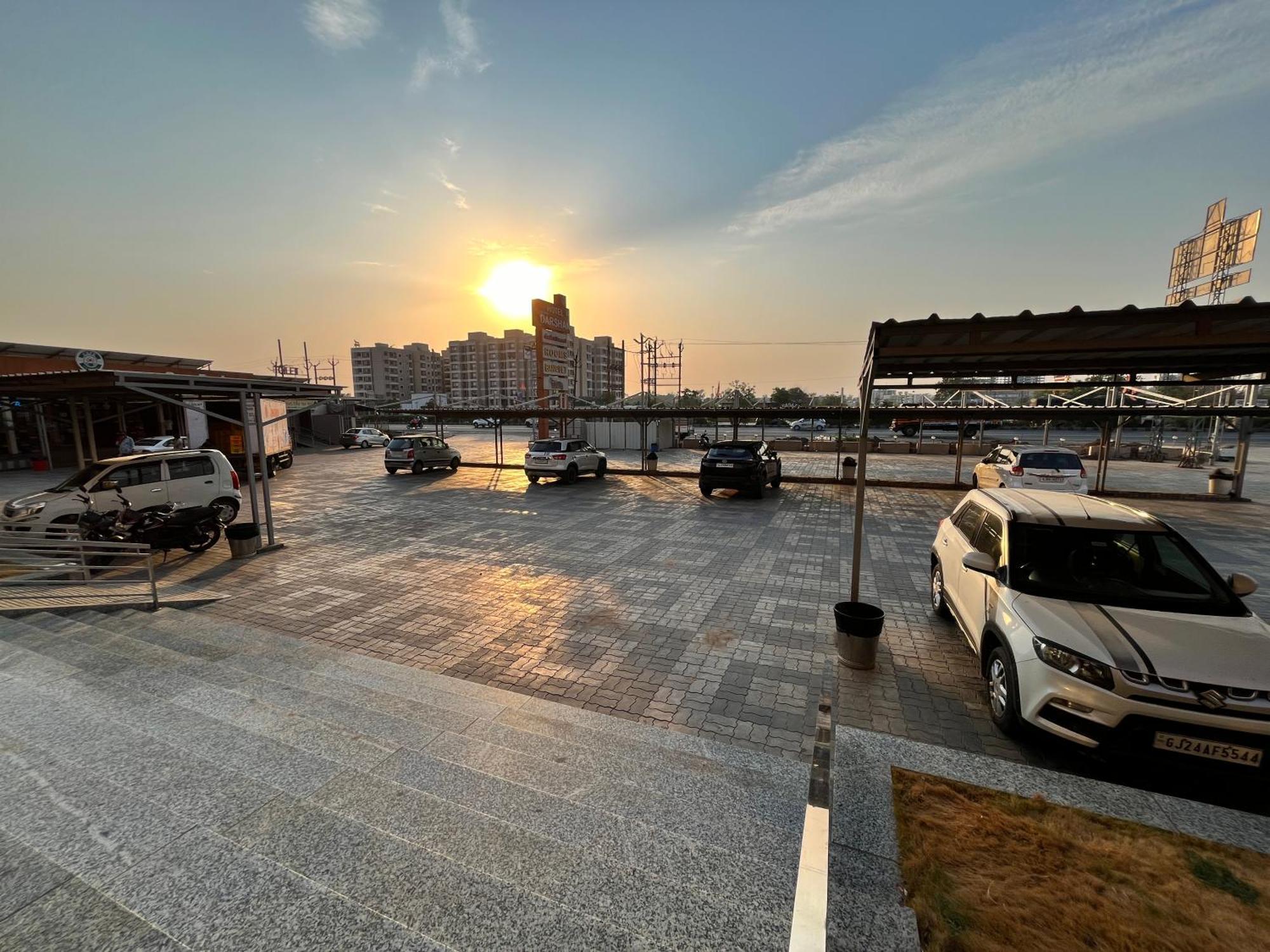 Hotel Grand Darshan Vadodara Exteriör bild