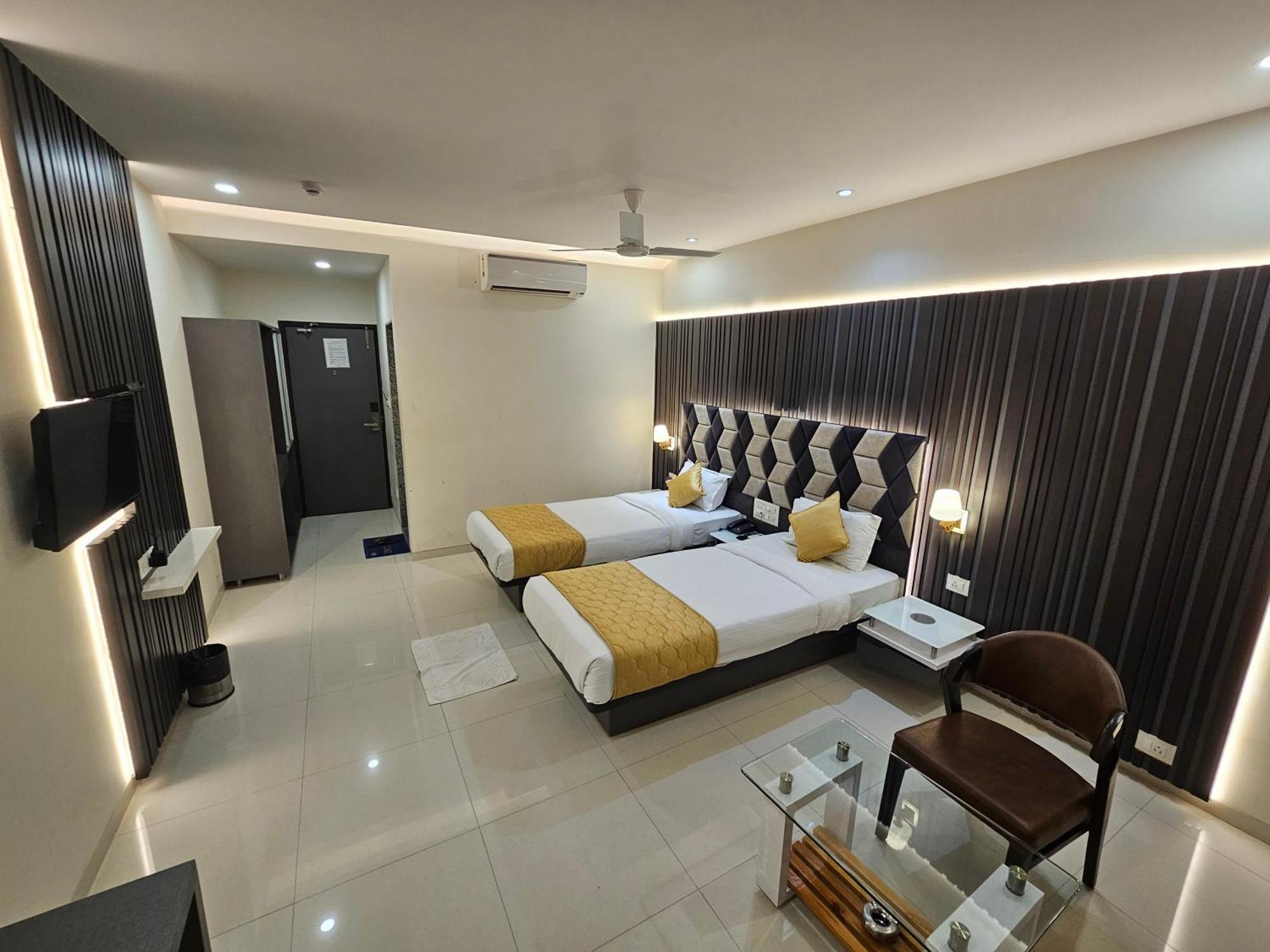 Hotel Grand Darshan Vadodara Exteriör bild