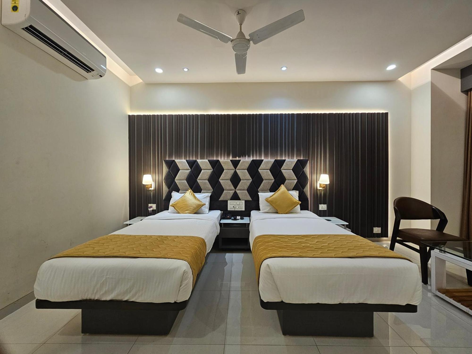 Hotel Grand Darshan Vadodara Exteriör bild