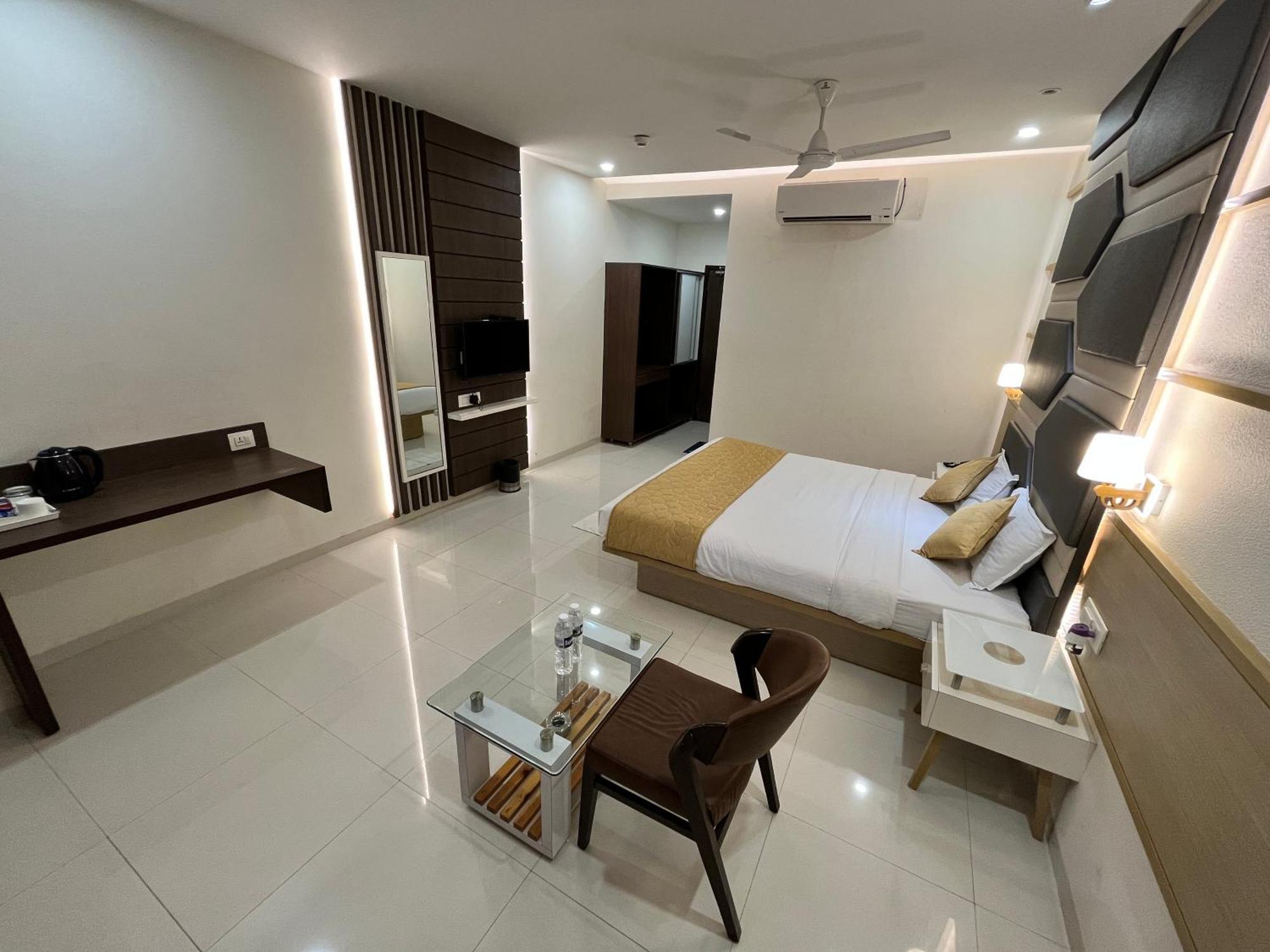 Hotel Grand Darshan Vadodara Exteriör bild