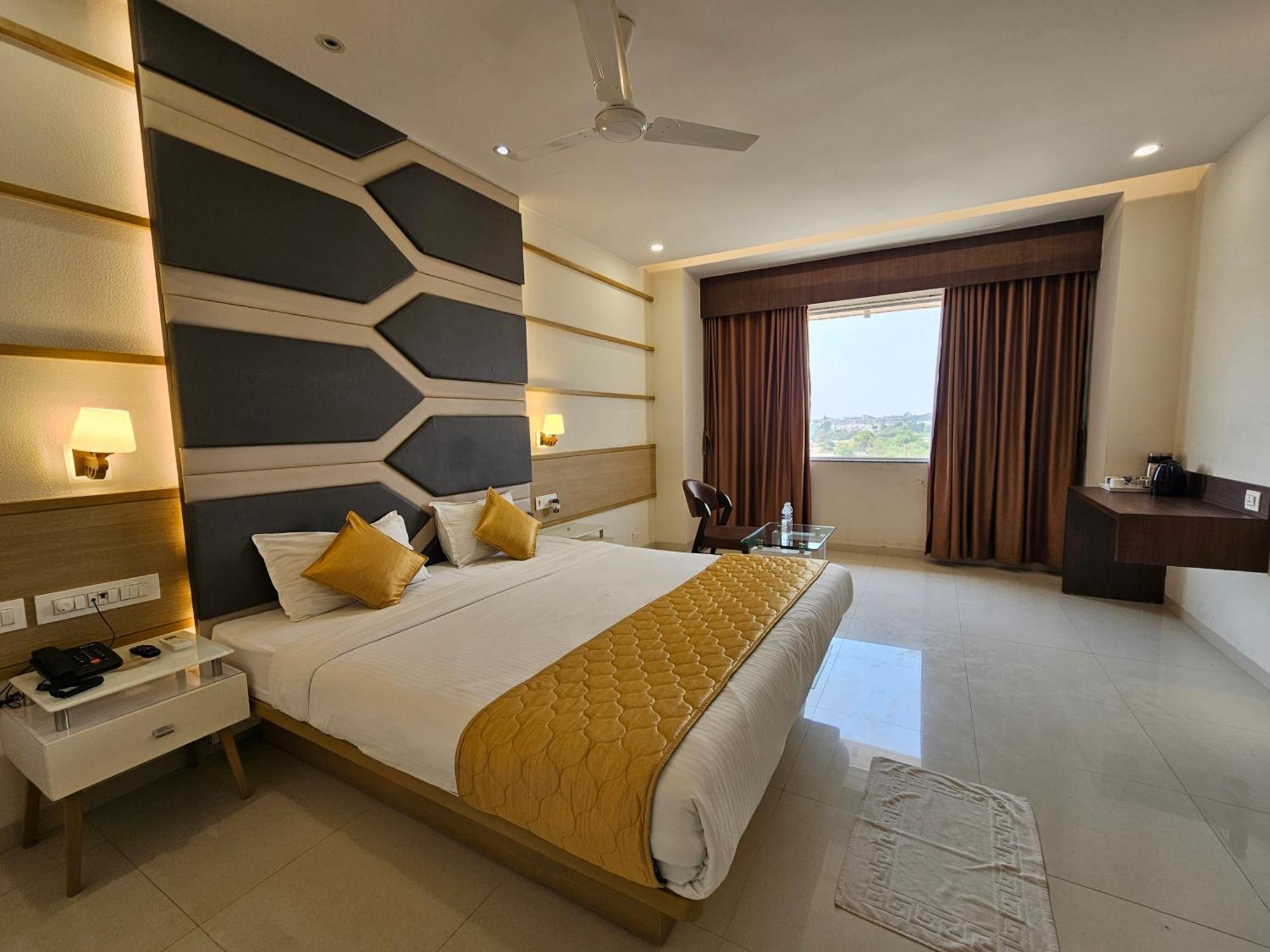 Hotel Grand Darshan Vadodara Exteriör bild