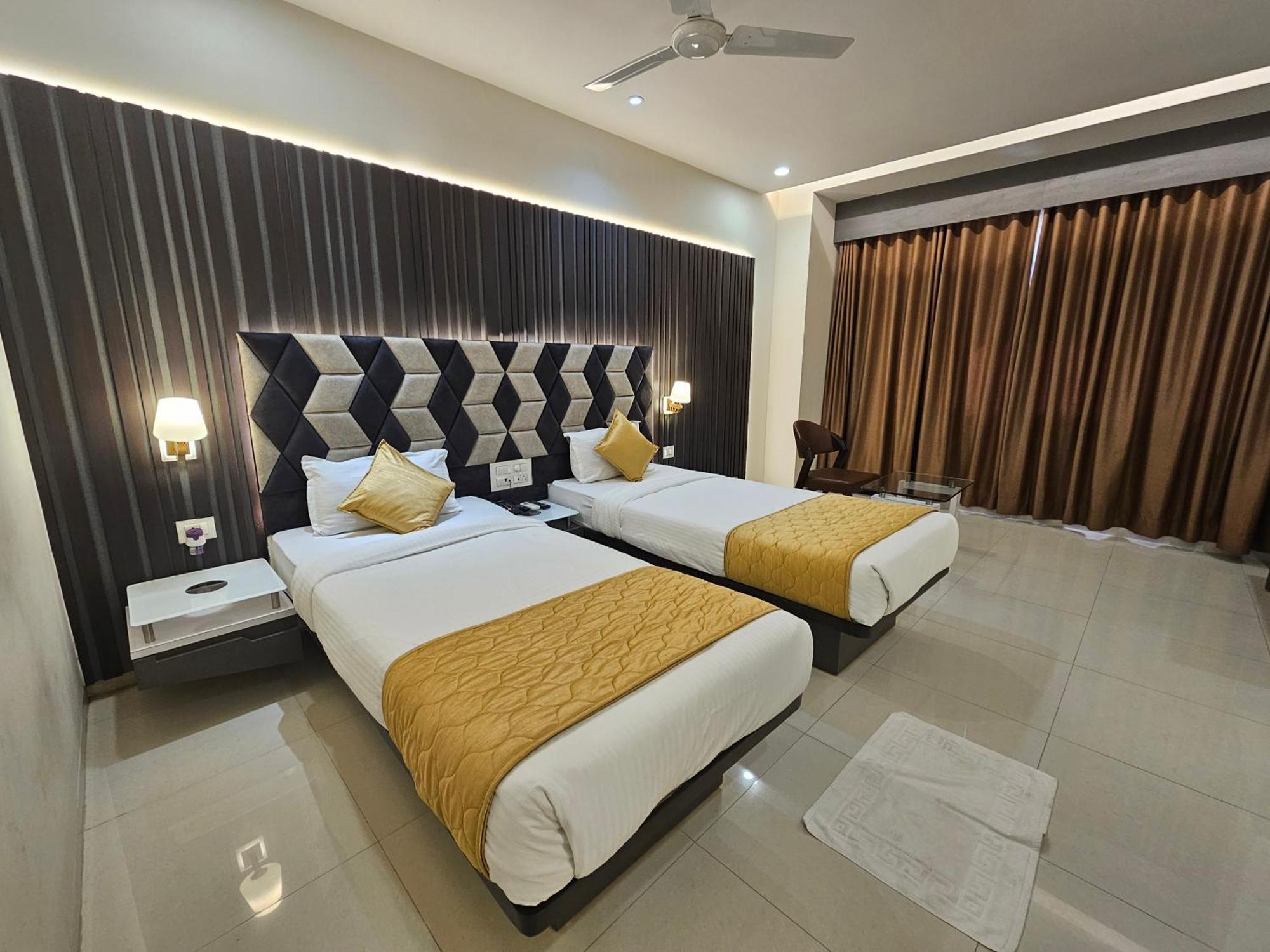 Hotel Grand Darshan Vadodara Exteriör bild