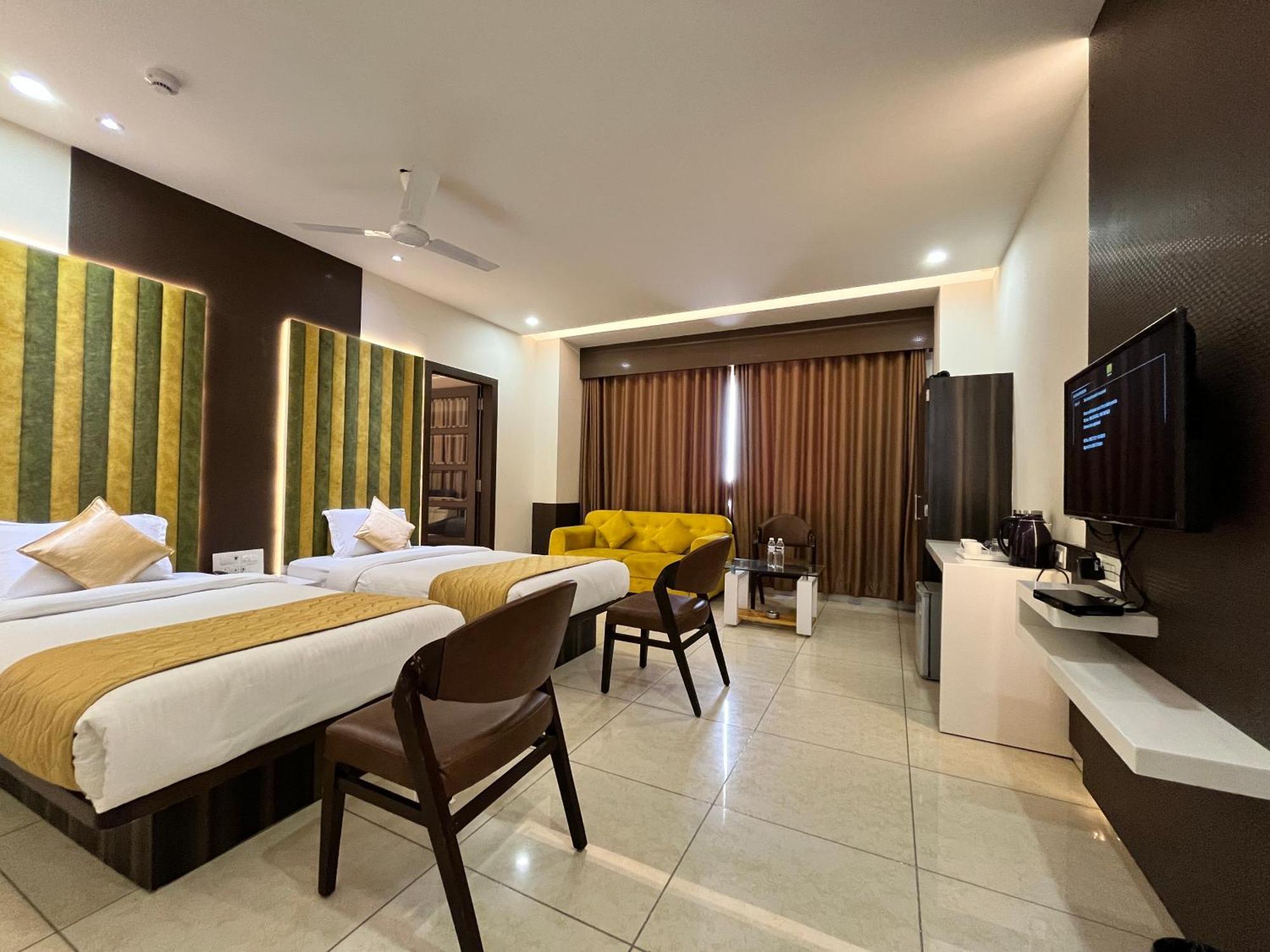 Hotel Grand Darshan Vadodara Exteriör bild