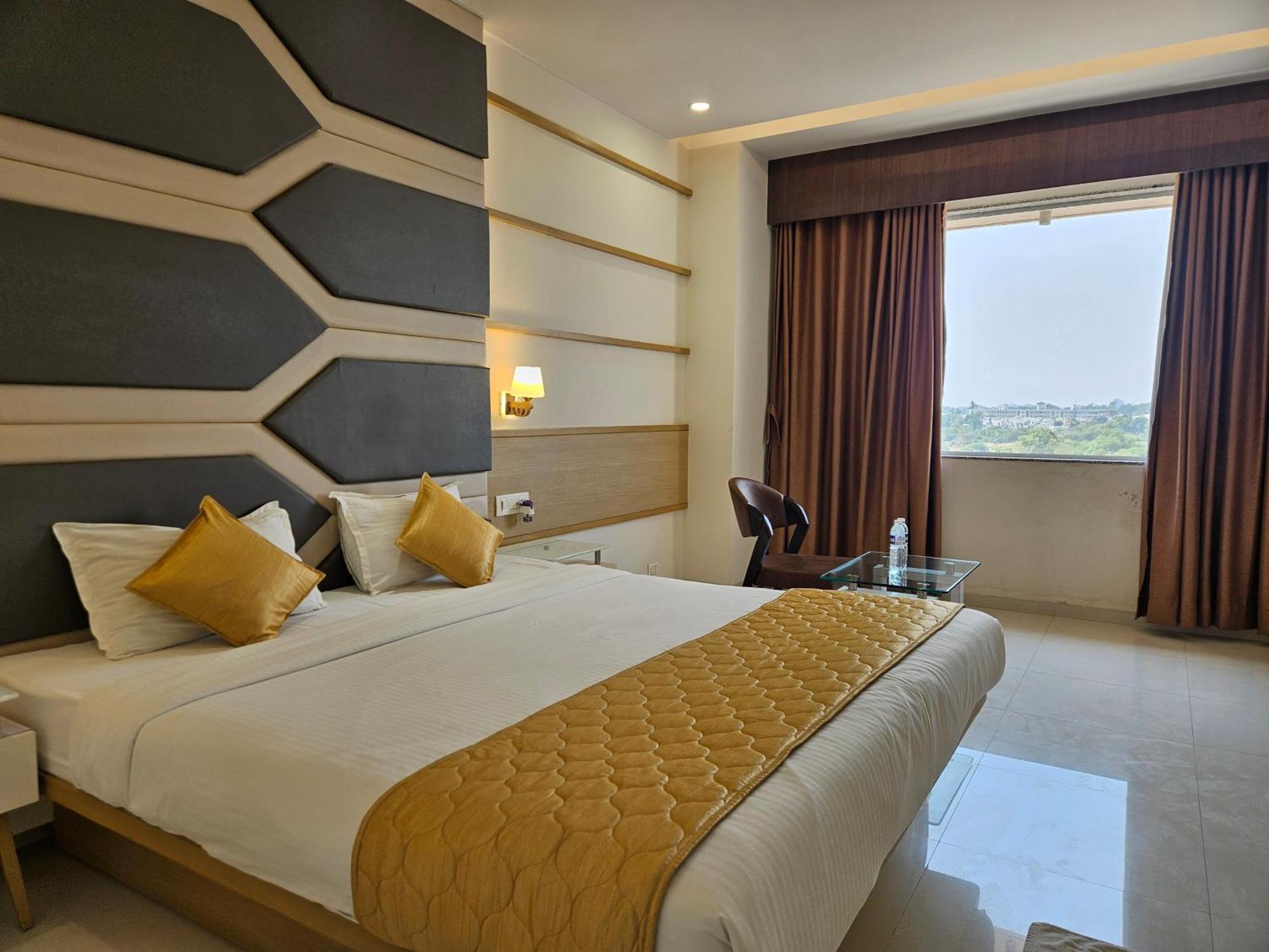 Hotel Grand Darshan Vadodara Exteriör bild
