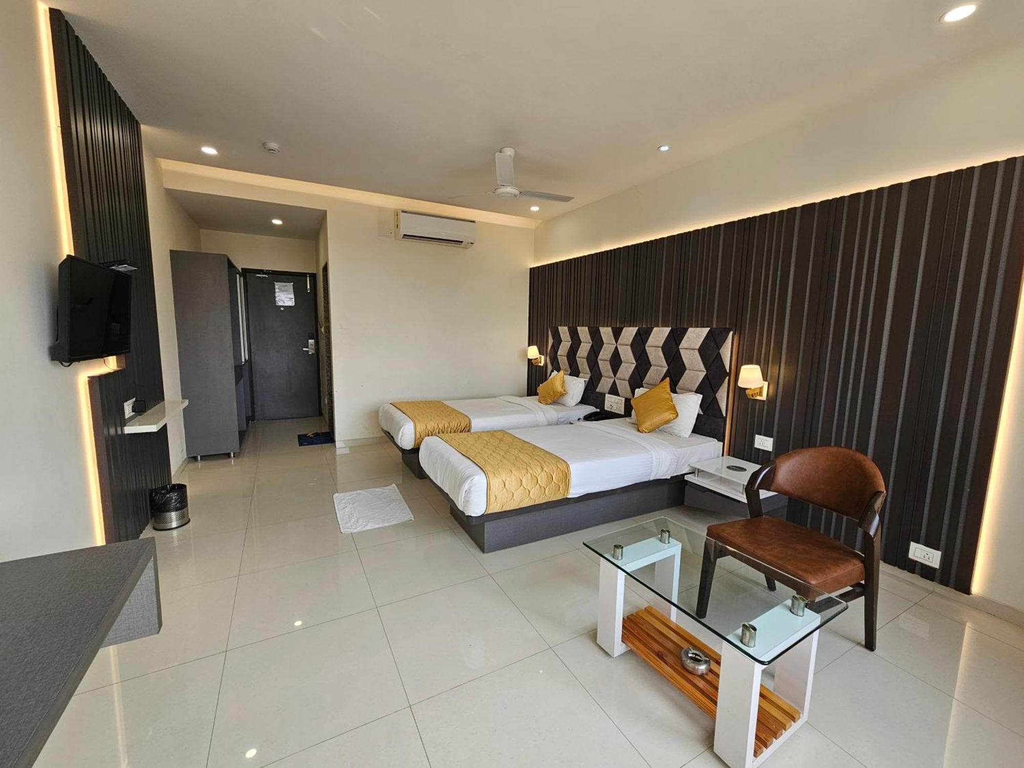 Hotel Grand Darshan Vadodara Exteriör bild