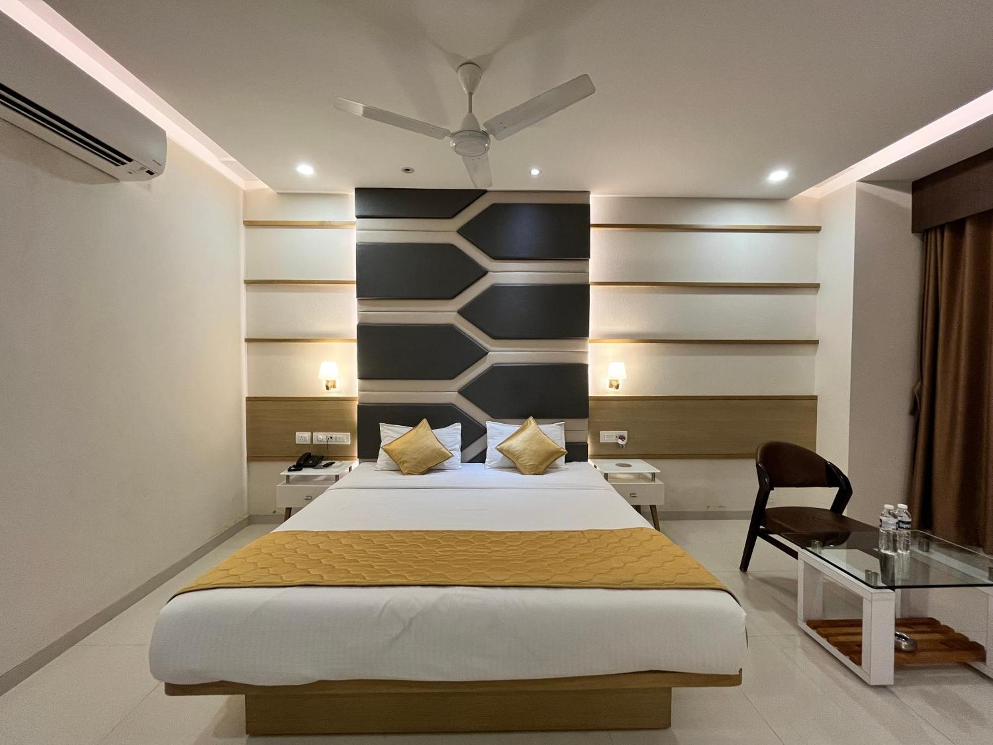 Hotel Grand Darshan Vadodara Exteriör bild