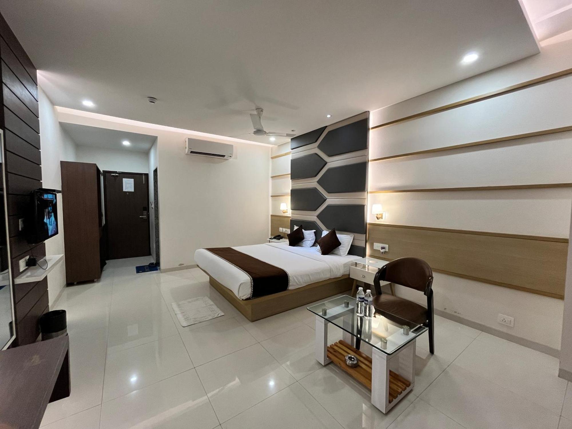 Hotel Grand Darshan Vadodara Exteriör bild