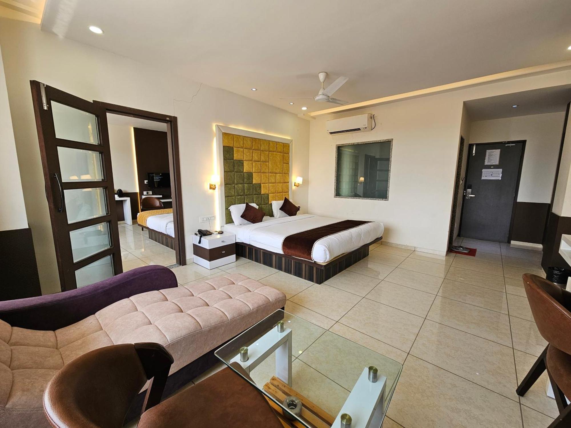 Hotel Grand Darshan Vadodara Exteriör bild