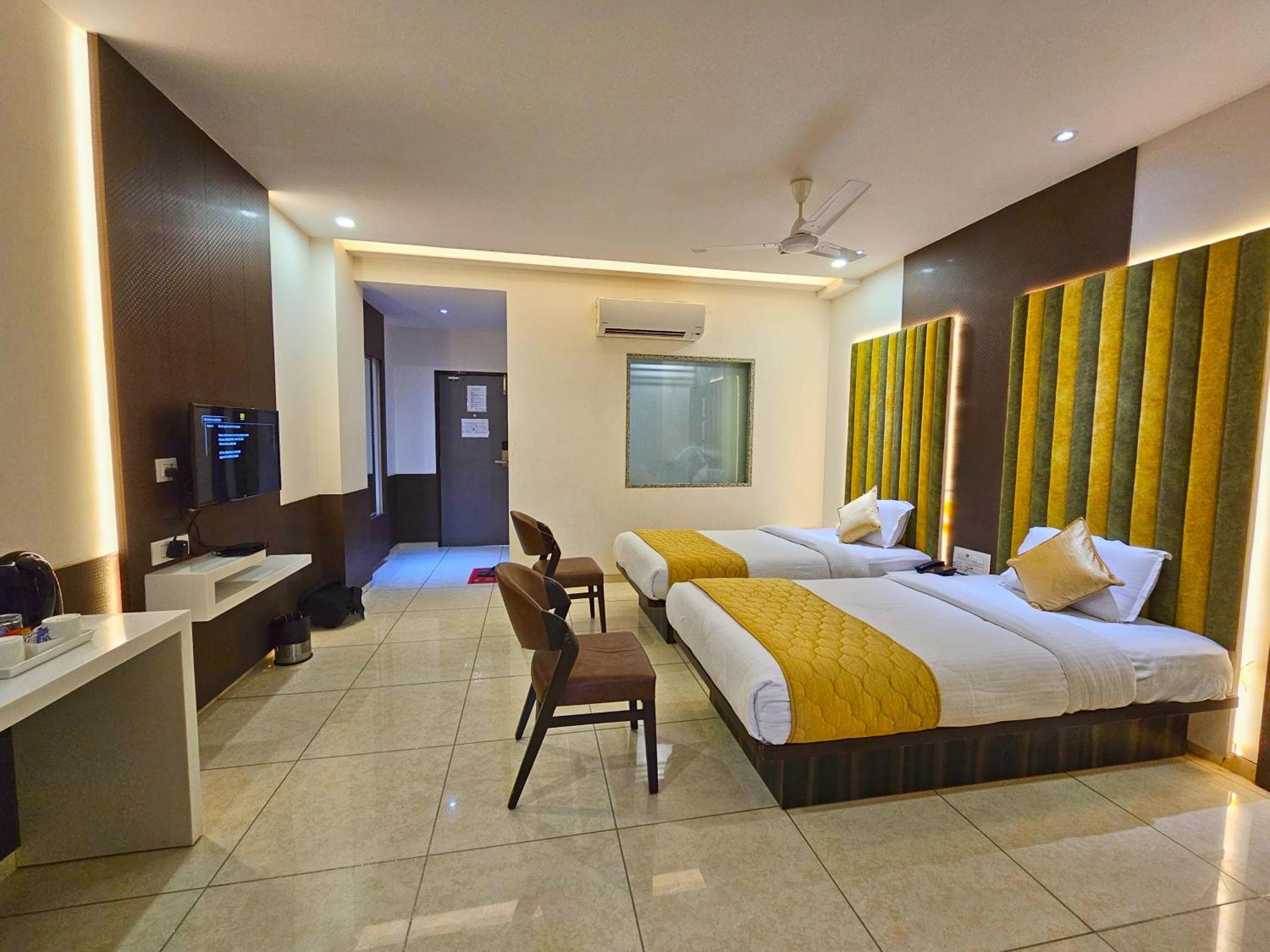 Hotel Grand Darshan Vadodara Exteriör bild