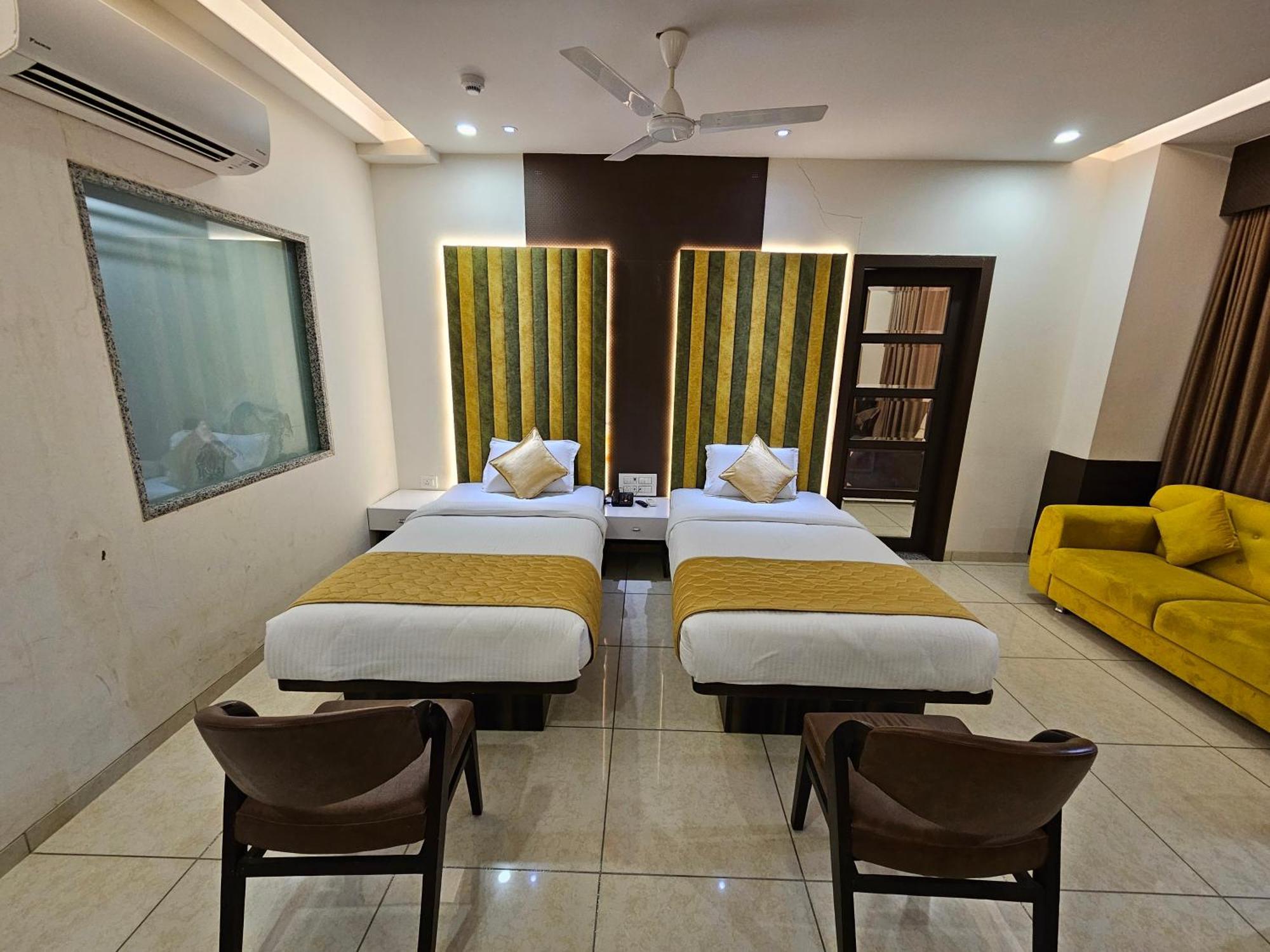 Hotel Grand Darshan Vadodara Exteriör bild