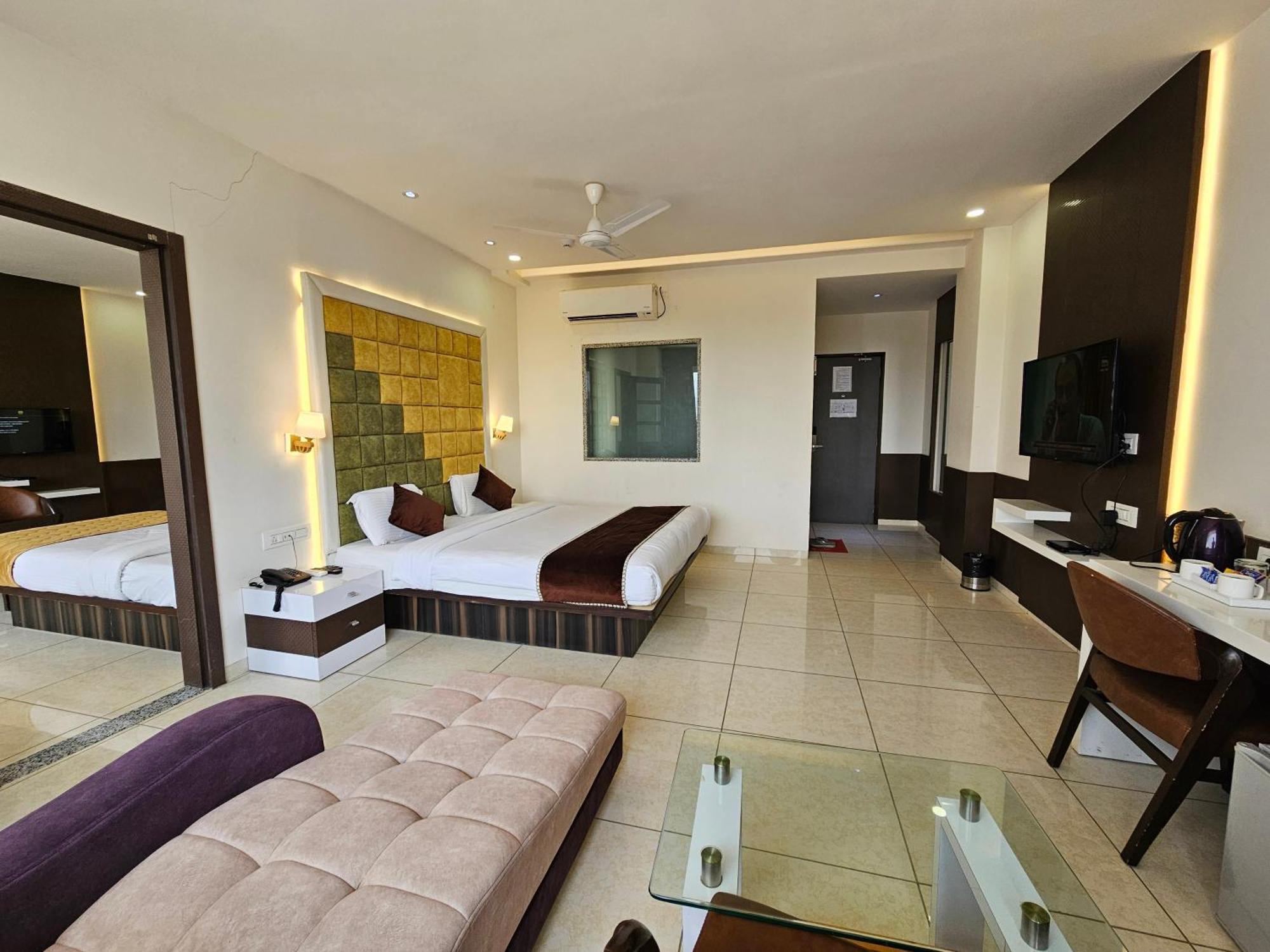 Hotel Grand Darshan Vadodara Exteriör bild
