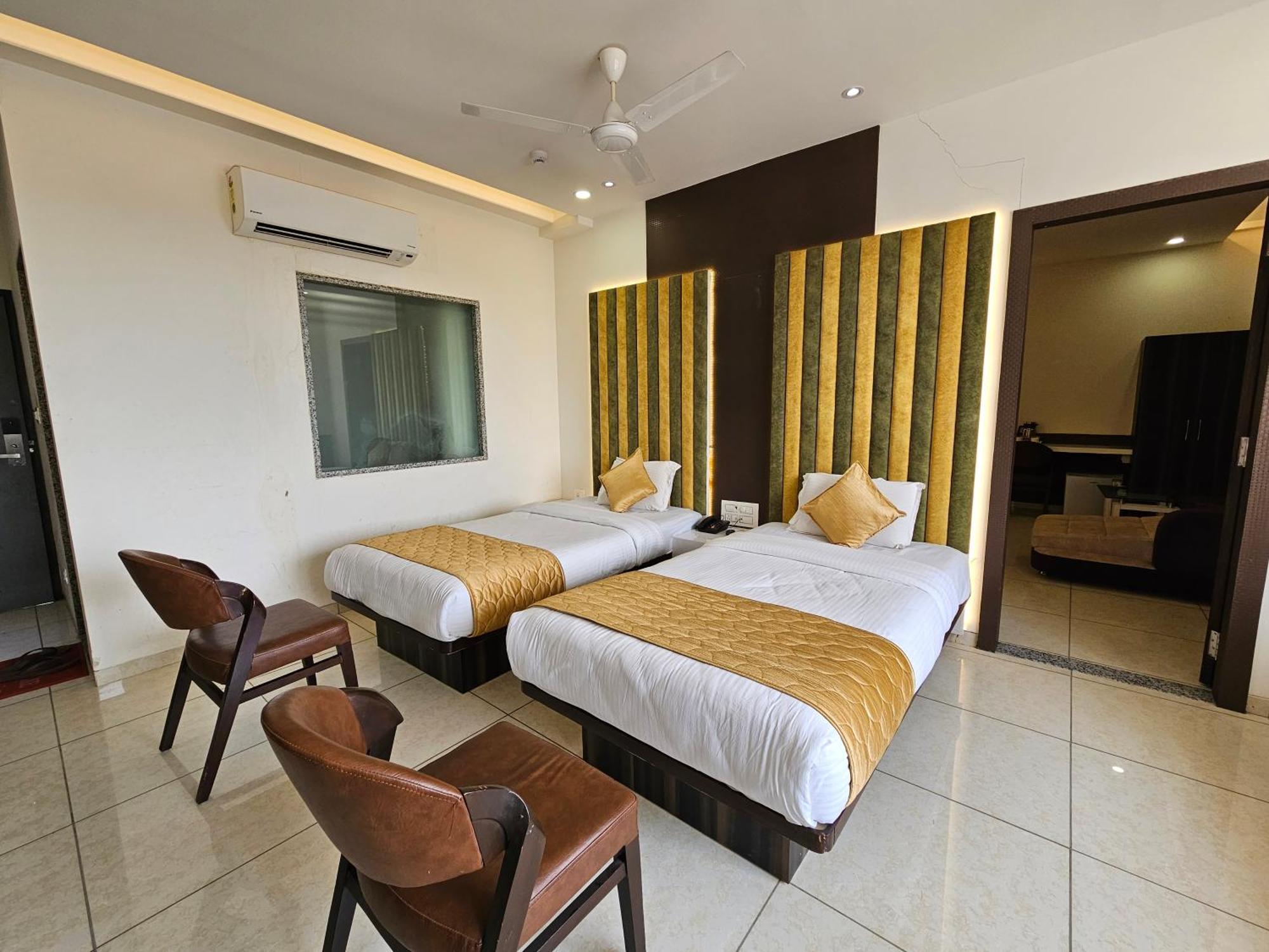 Hotel Grand Darshan Vadodara Exteriör bild