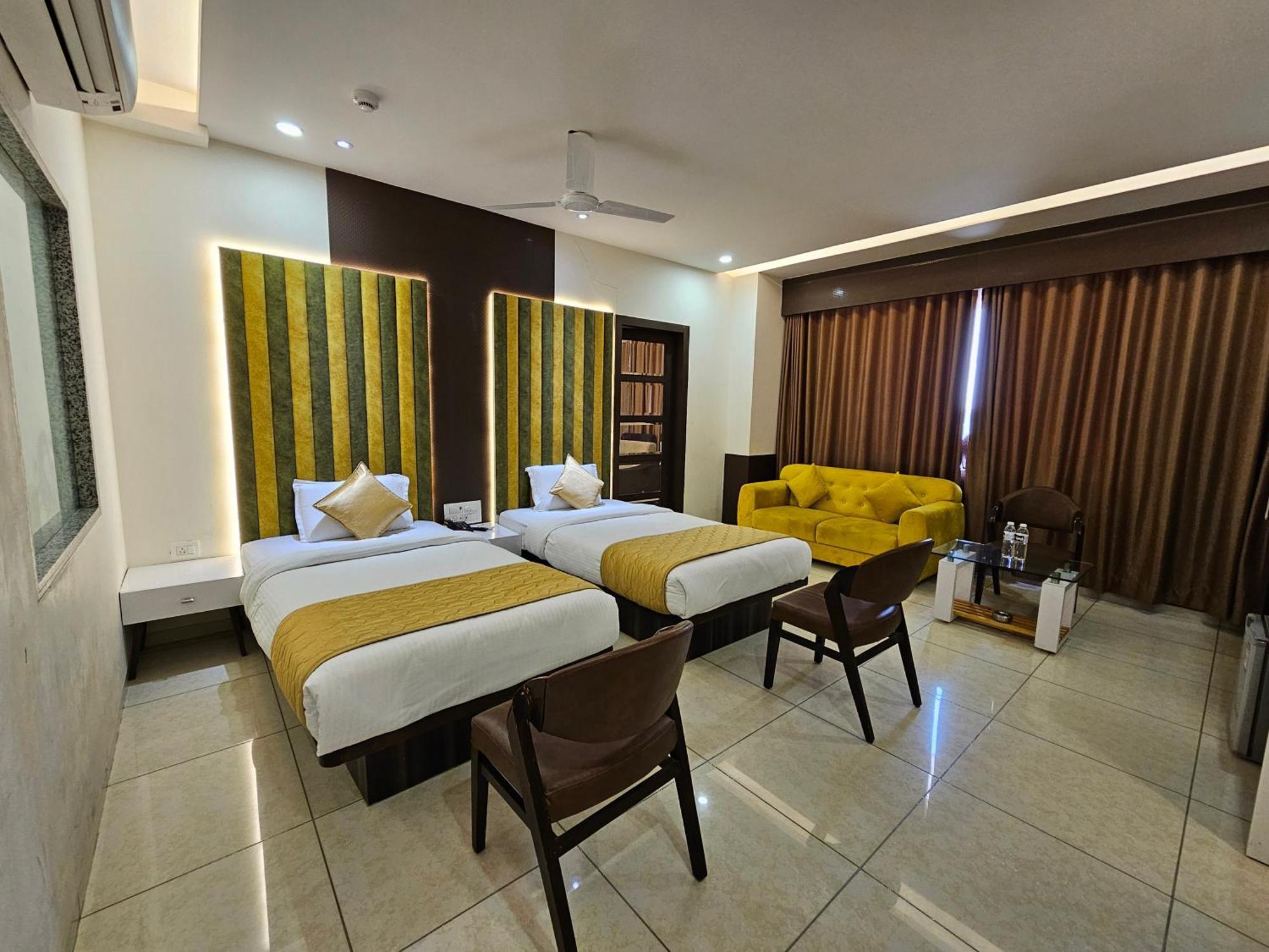 Hotel Grand Darshan Vadodara Exteriör bild