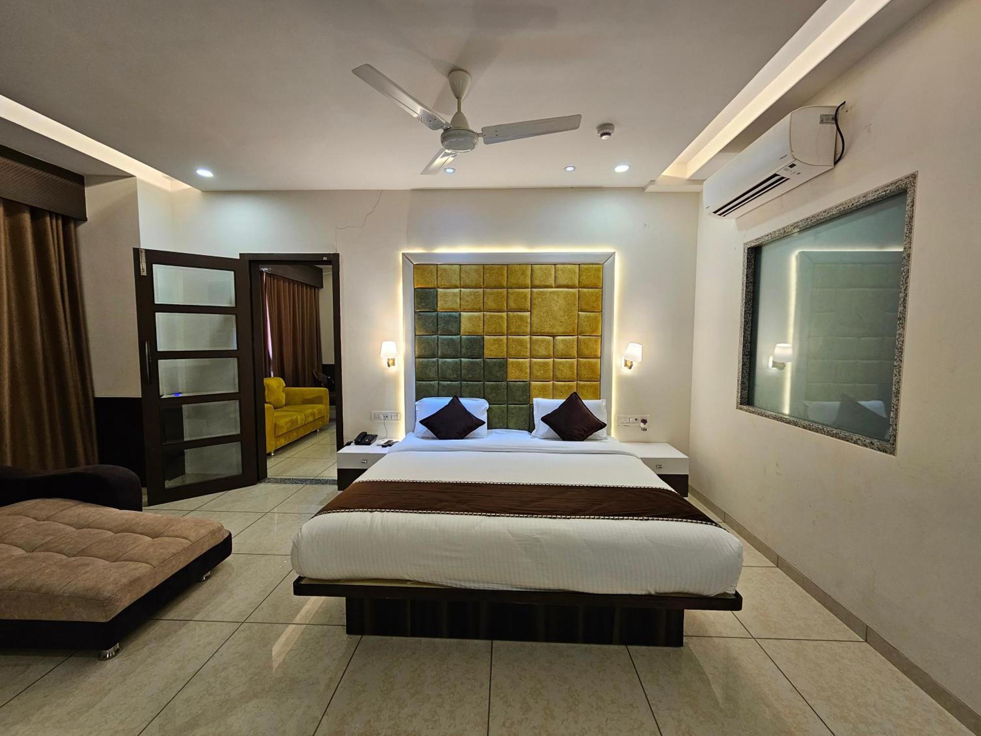 Hotel Grand Darshan Vadodara Exteriör bild