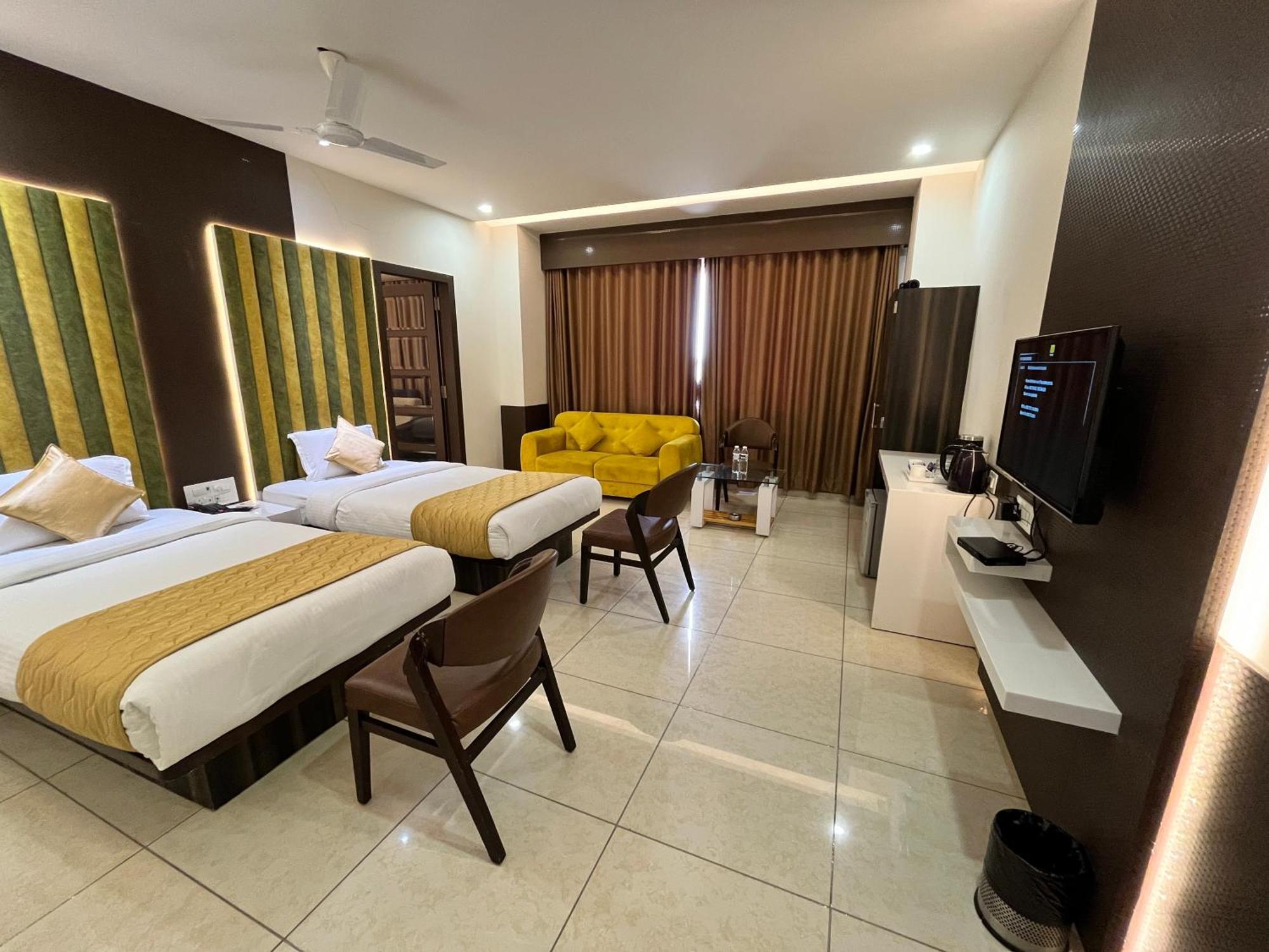 Hotel Grand Darshan Vadodara Exteriör bild
