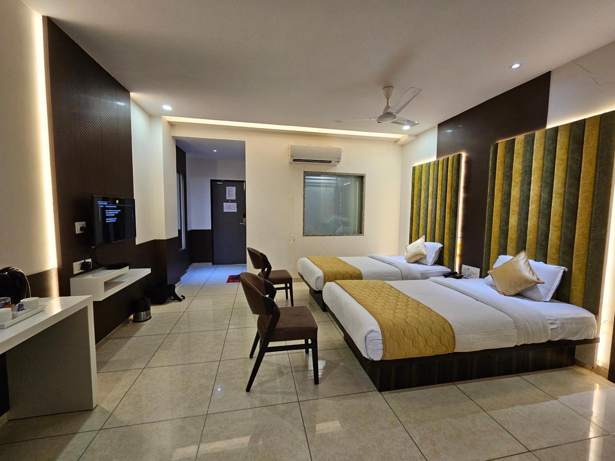 Hotel Grand Darshan Vadodara Exteriör bild