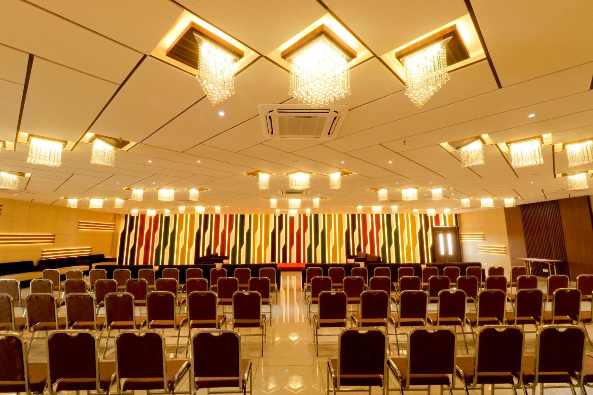 Hotel Grand Darshan Vadodara Exteriör bild