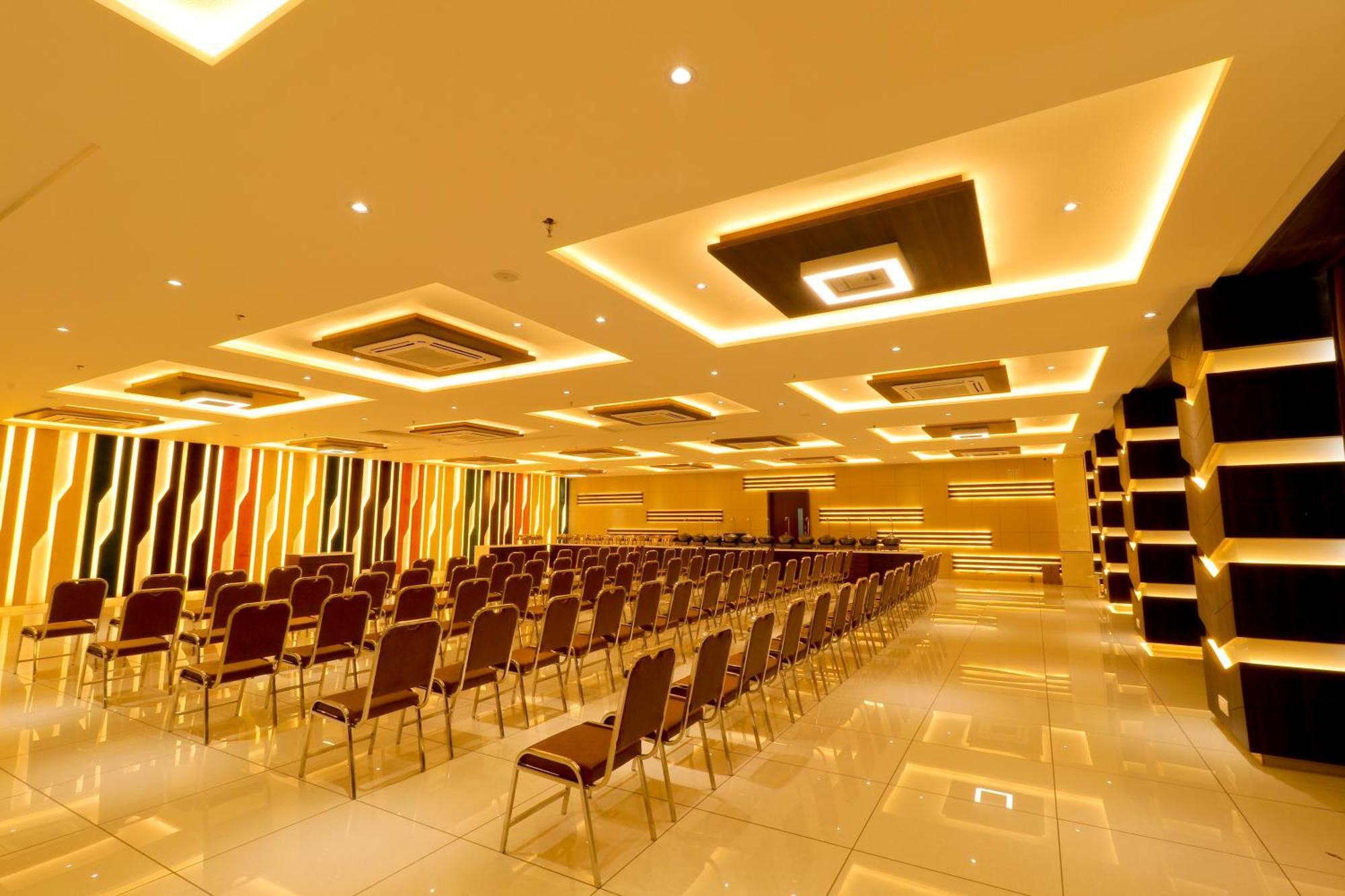 Hotel Grand Darshan Vadodara Exteriör bild